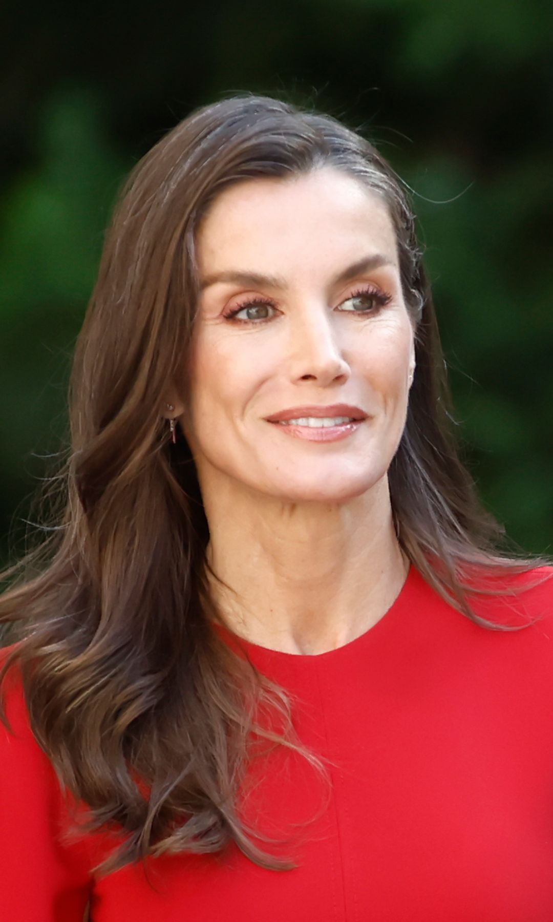 La Reina Letizia vuelve al rojo en su cita con periodistas: guiño a Leonor y un vestido español para llevar todo el año