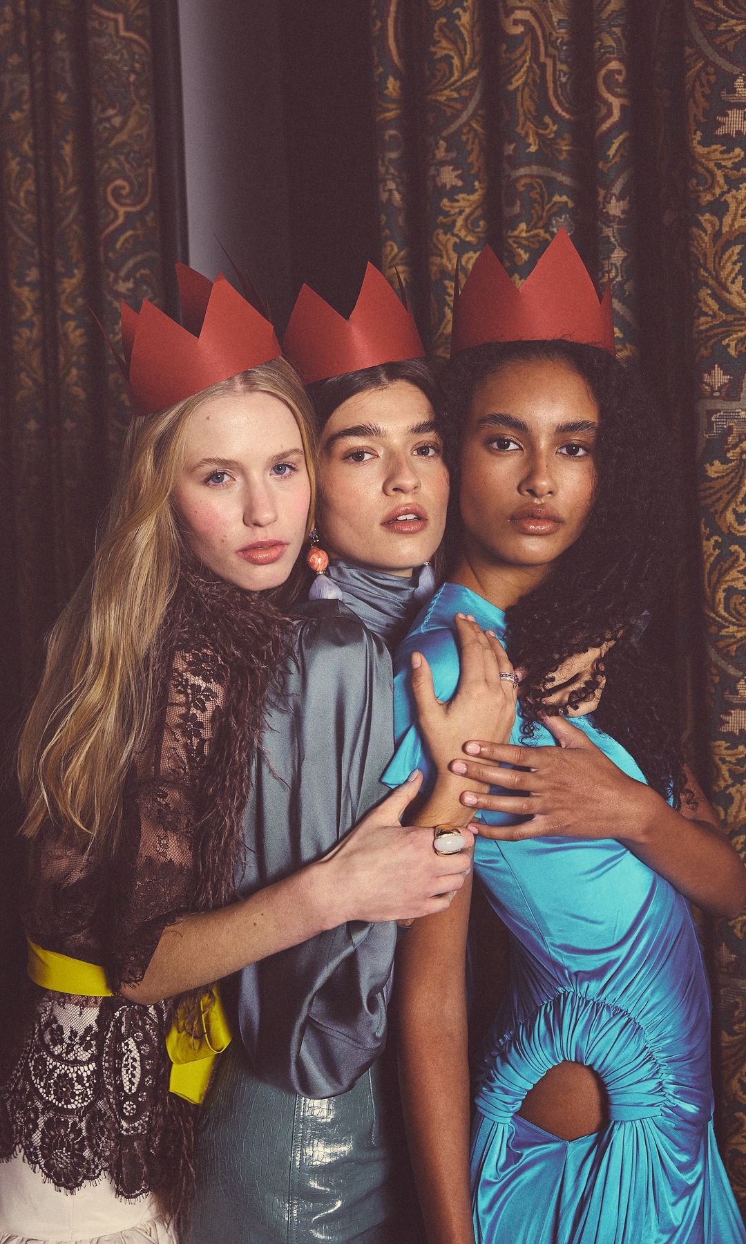 De izq. a dcha., las modelos posan  con vestido, de Guillermo Décimo, y joyas, de Rabat; camisa, falda y pendientes, de Gucci; joyas, de Suarez, y vestido, de Loewe. 
