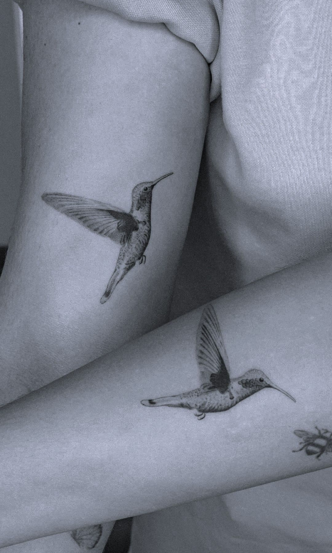 Tatuaje de madre e hija de colibríes