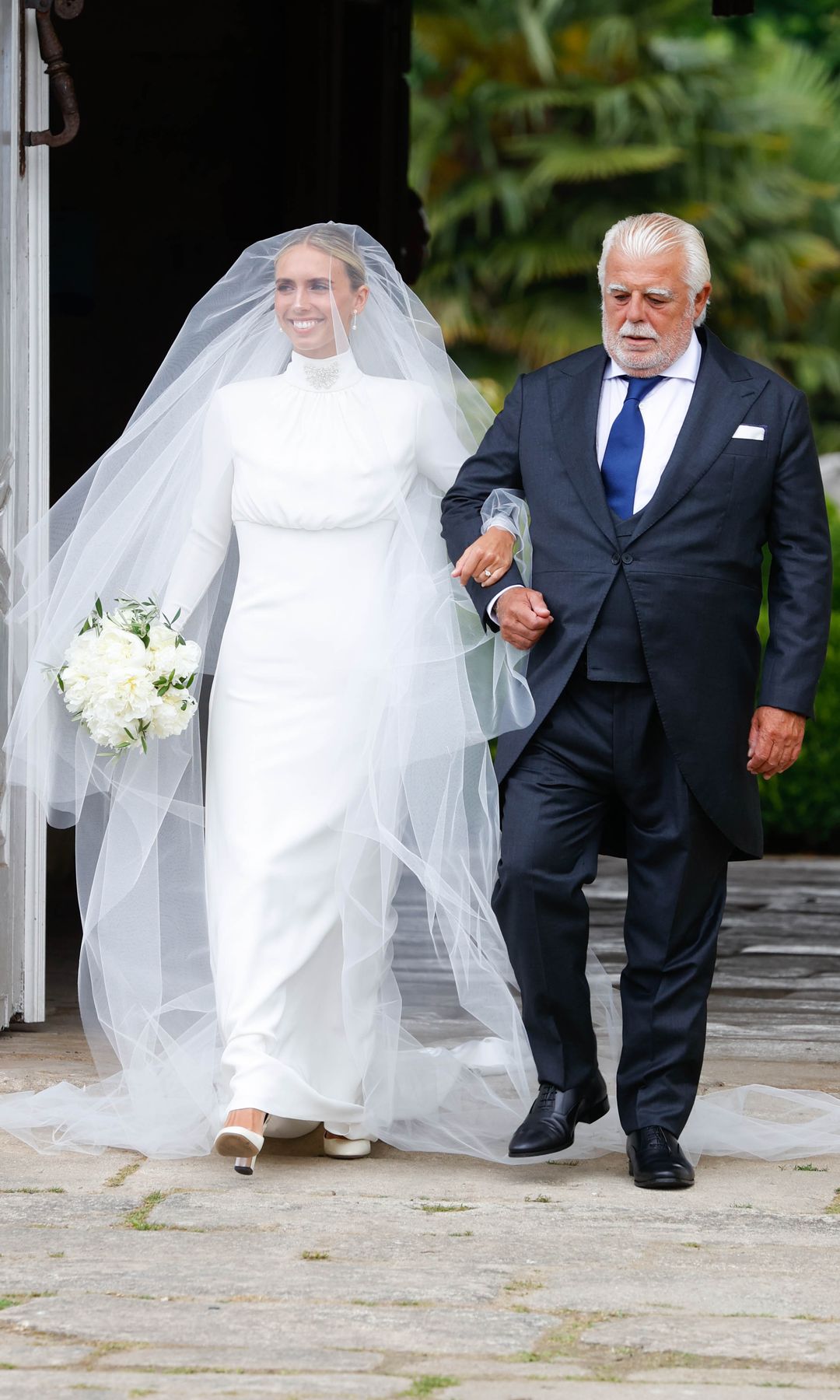 Lucía Bárcena, del brazo de su padre, el día de su boda