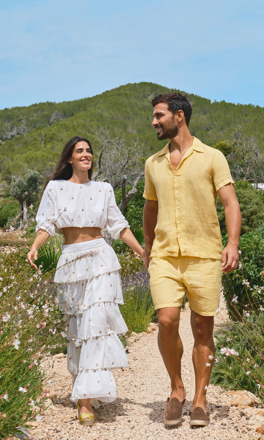 Lidia, con blusa y falda de Antik Batik x Eugenia, junto a Jaime, vestido de 120% Lino