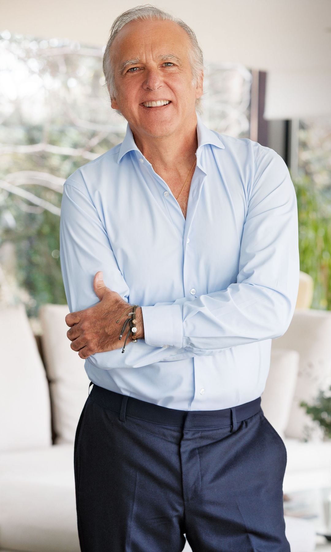 Paco Arango, posando mientras anuncia a HOLA que publica libro