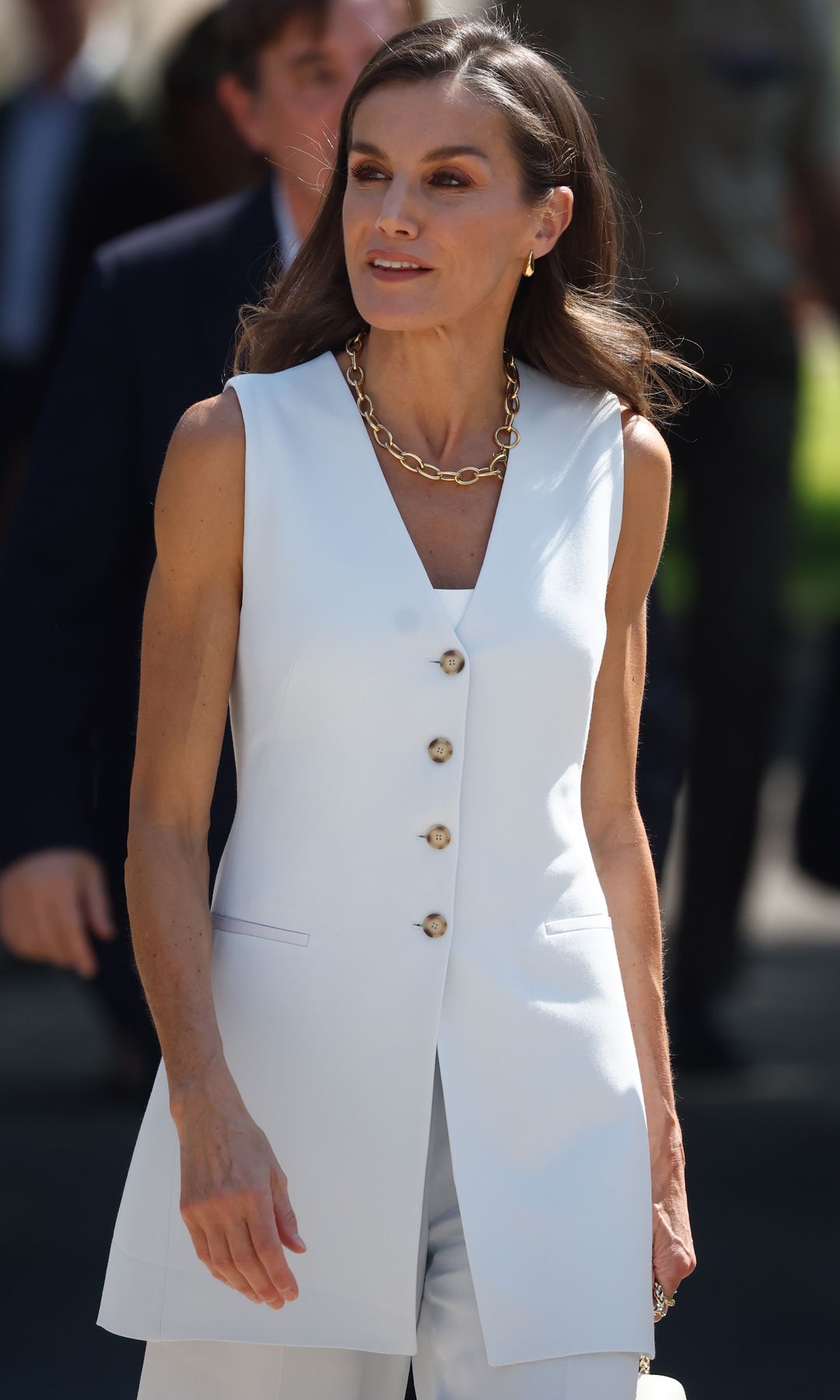 La reina Letizia triunfa en Jerez con un chaleco largo de rebajas que es perfecto para ir elegante en un día de calor