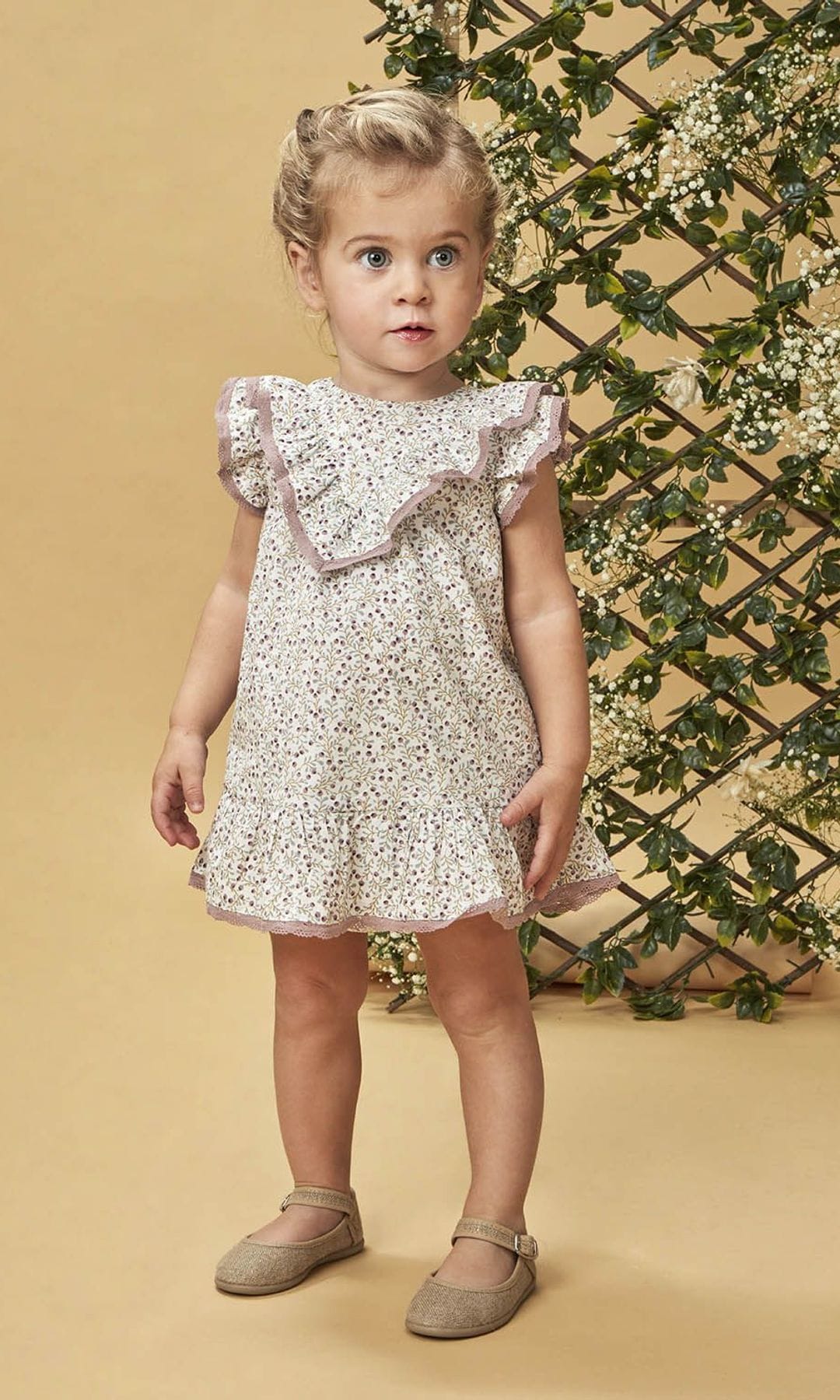 Vestido de niña de arras con estampado de florecitas lilas de Gocco