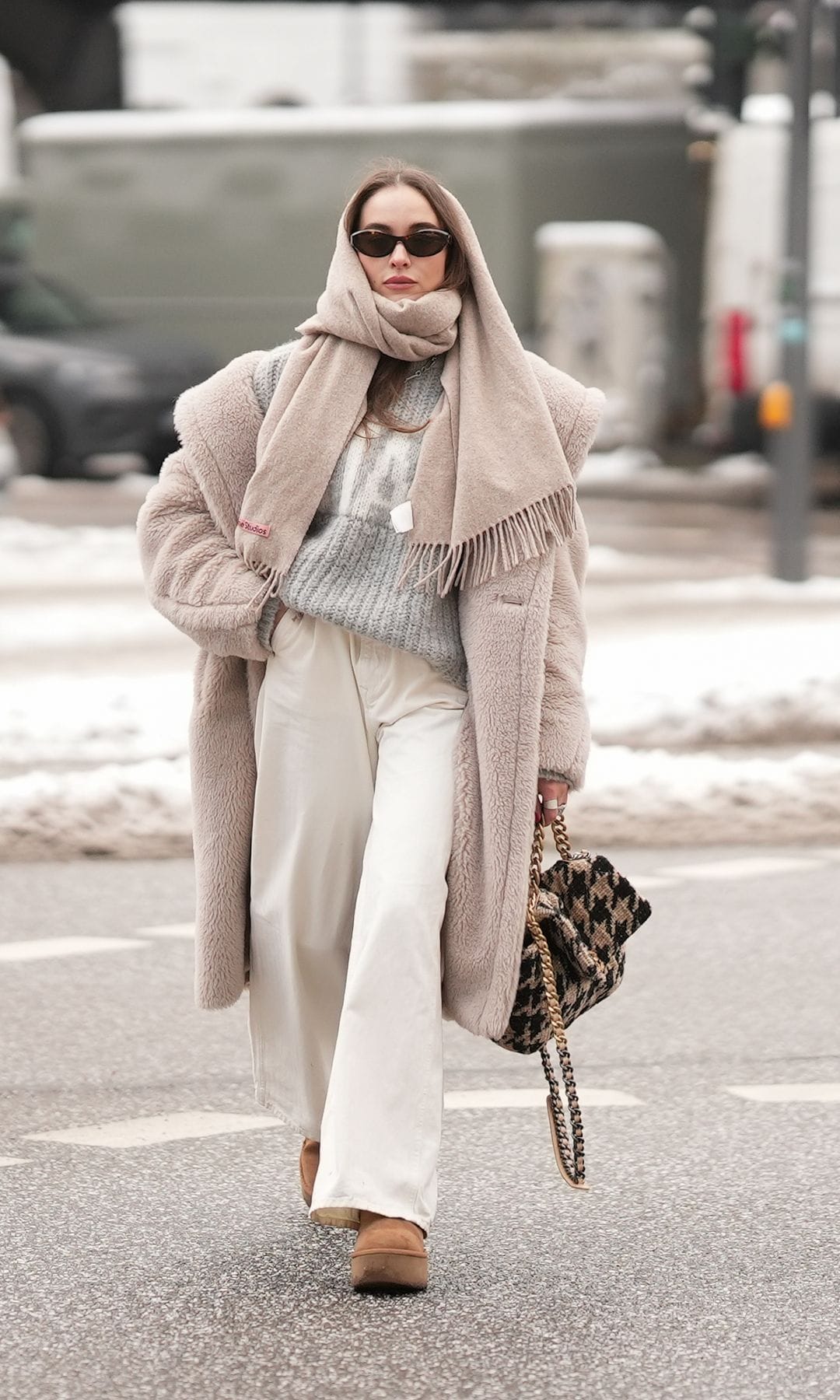 Cómo llevar vaqueros blancos en invierno según las alemanas que más saben de moda