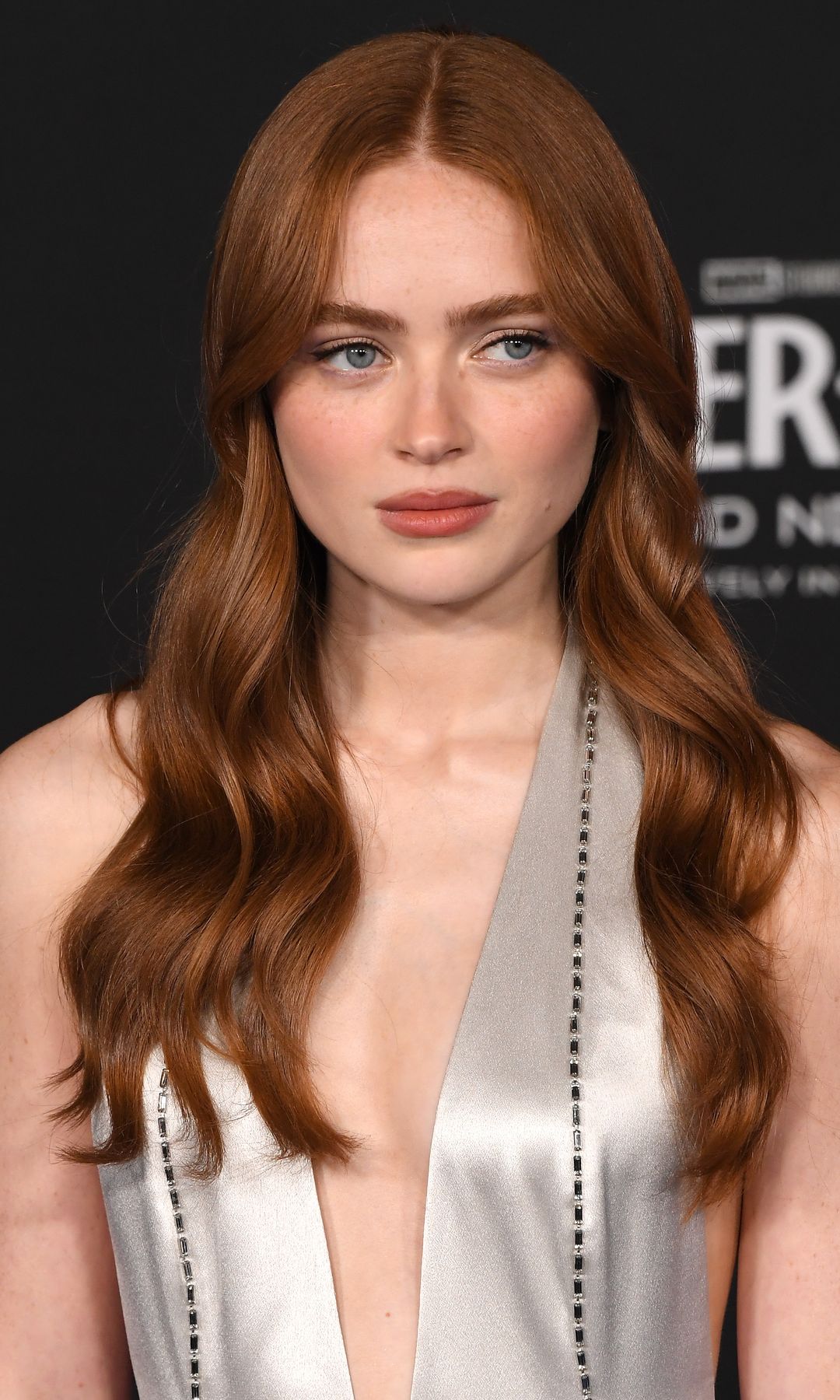 Sadie Sink en el estreno de Spider-Man: Brand New Day en Los Ángeles con vestido plateado y pelo suelto.
