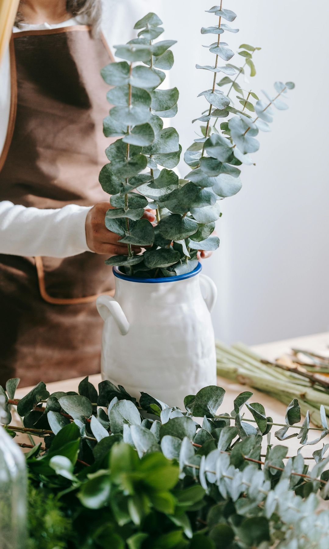 Jarra de ceramica con ramas de eucalipto