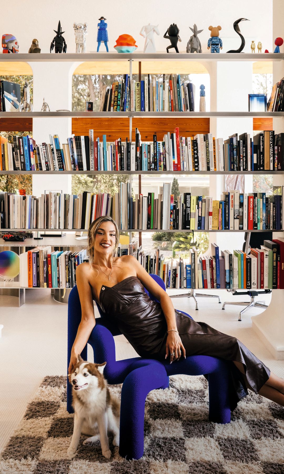 Aquí, su novia, Victoria, junto a la librería