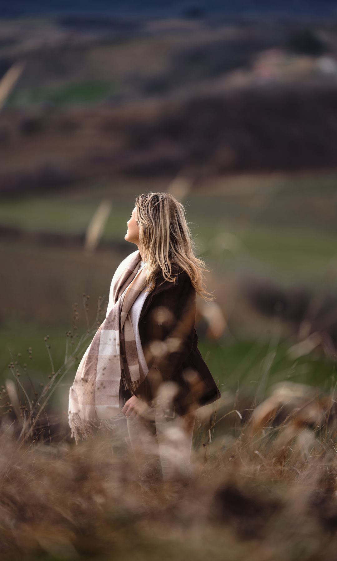 Mujer en el campo en otoño