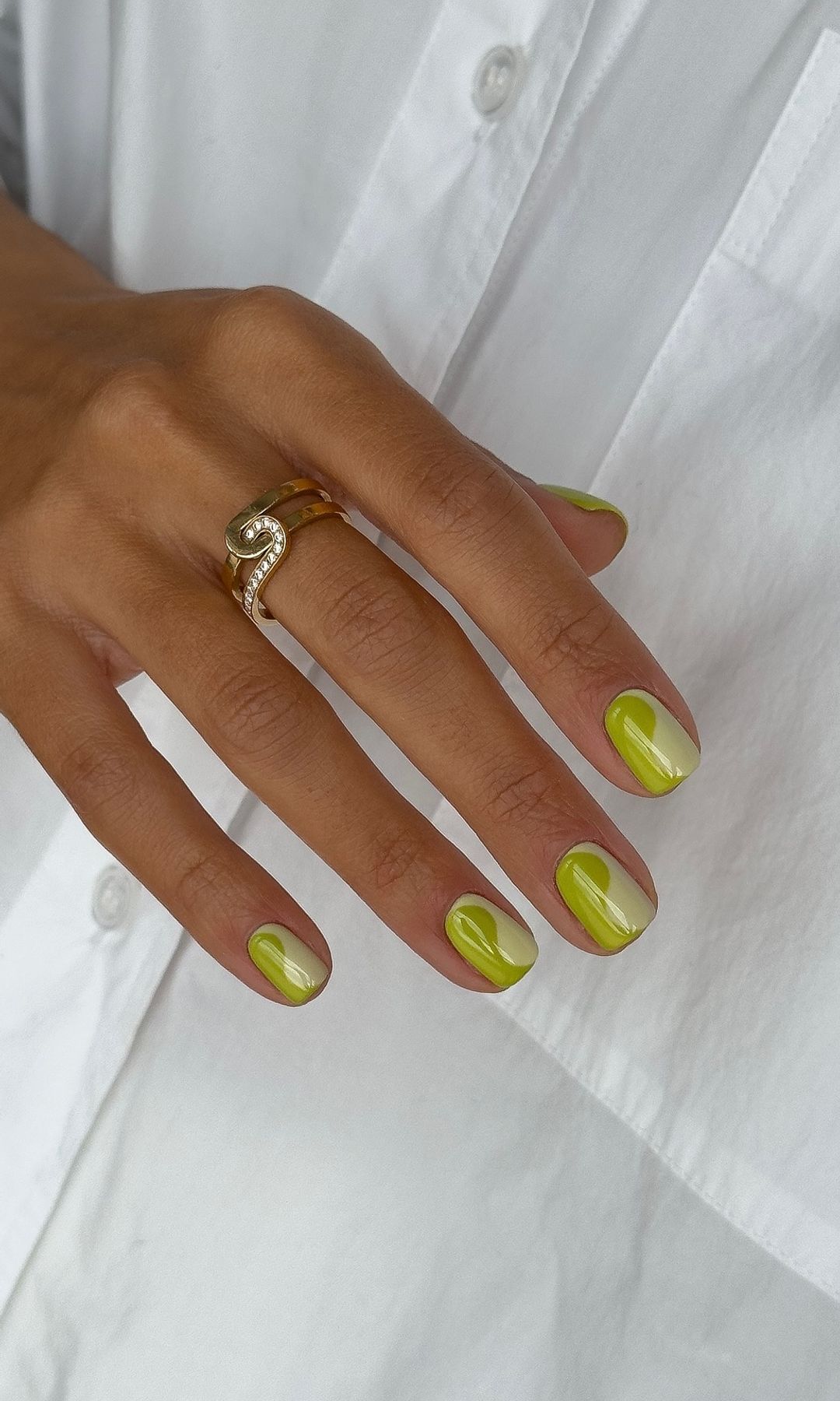 Manicura bicolor en verde