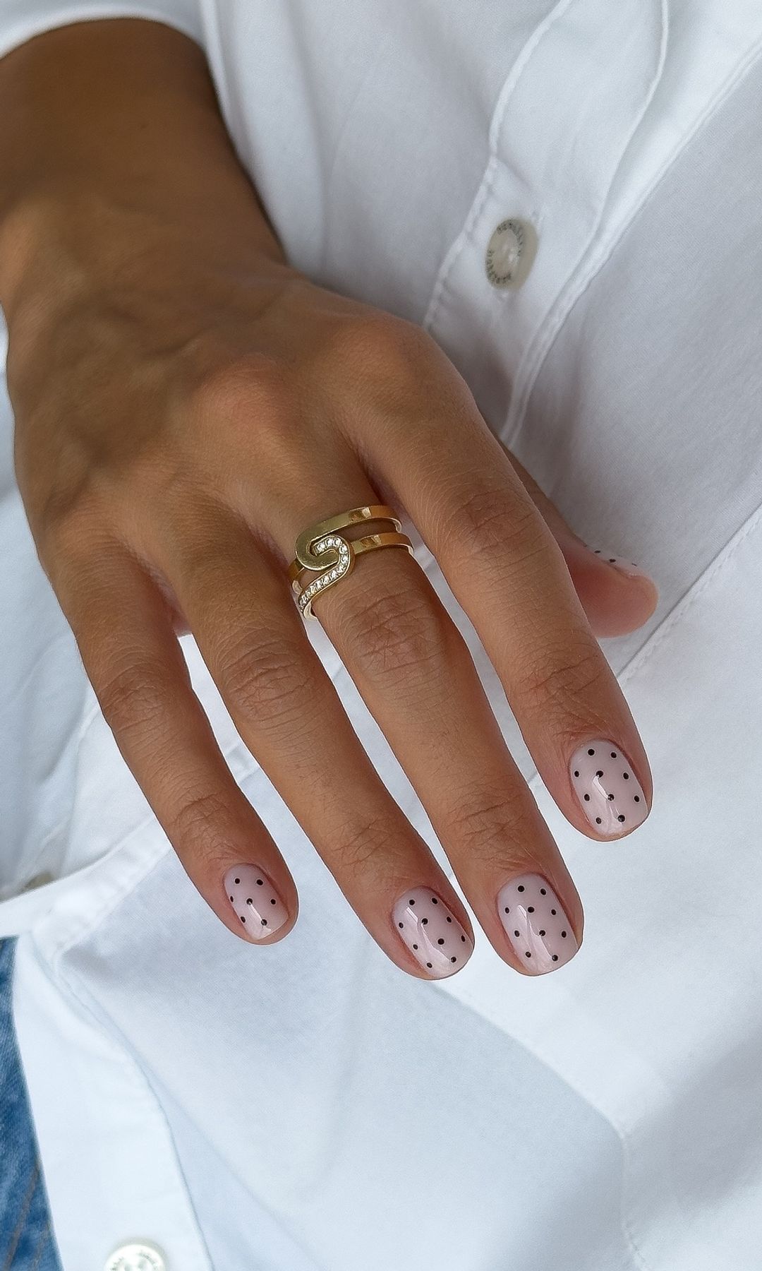 Manicura con lunares delicados
