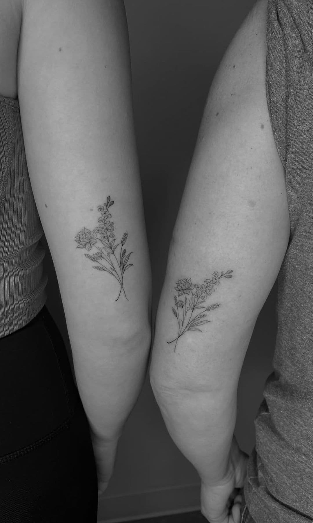 Tatuaje para madre e hija de ramo de flores