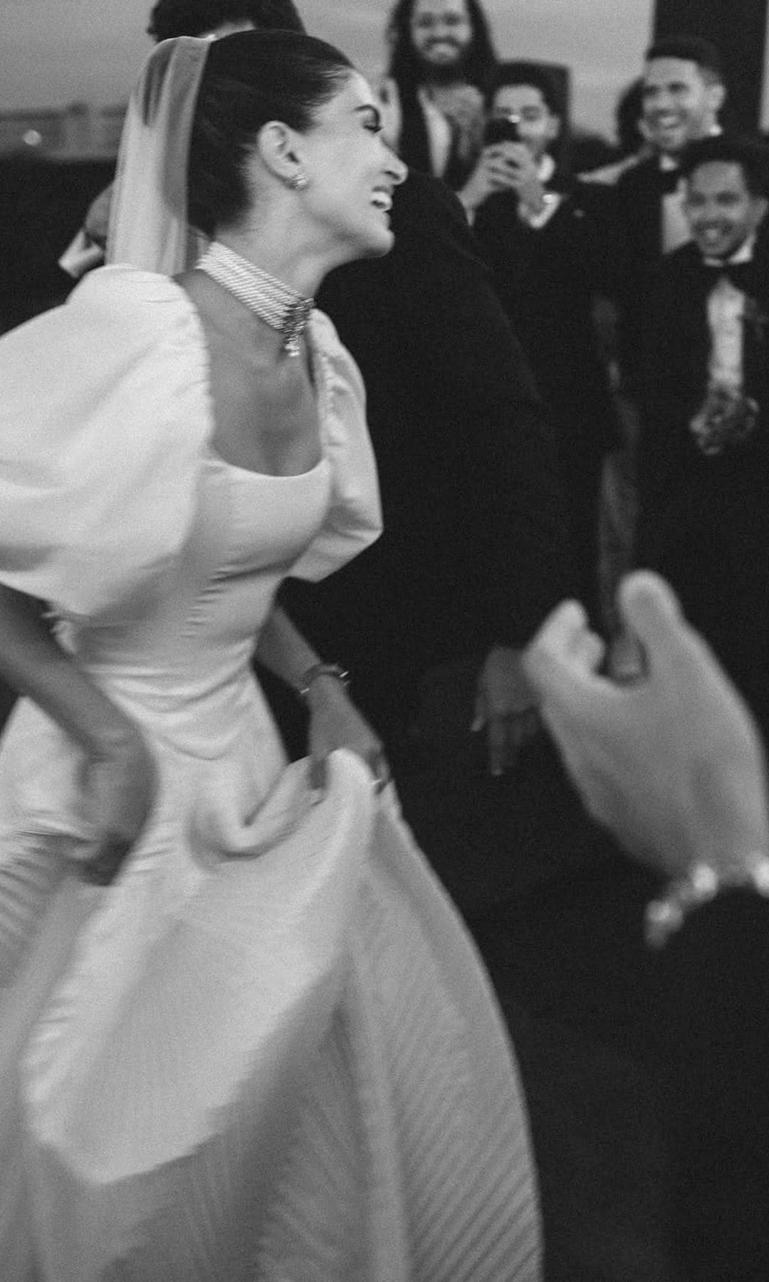 Novia con vestido de mangas abullonadas y choker de perlas