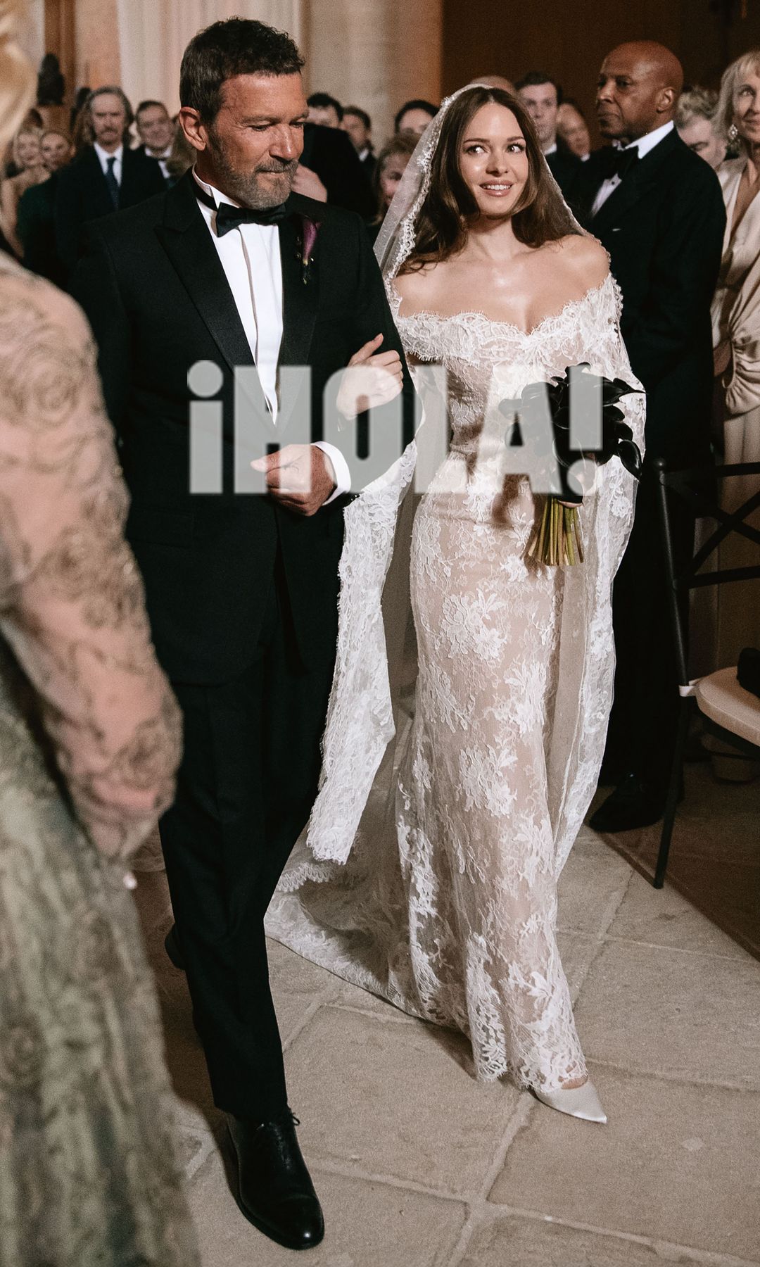 Antonio Banderas lleva a su hija del brazo hasta el altar, mientras sonaba una canción que había compuesto el tío abuelo de Stella expresamente para la ceremonia