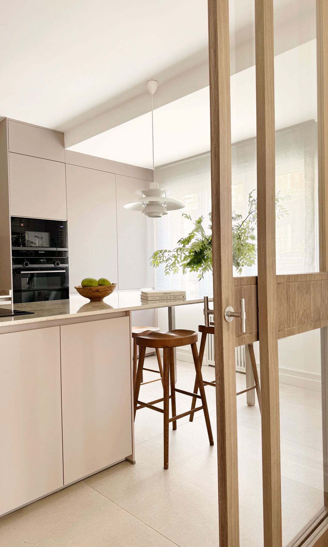 Cocina con estor en la ventana