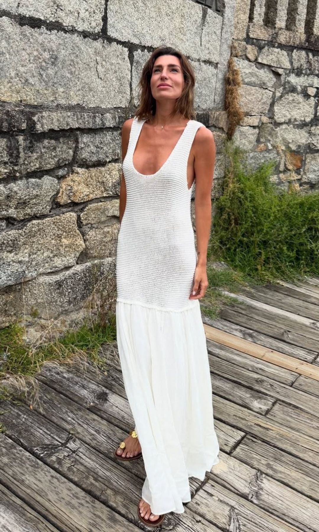 Eugenia Osborne encuentra el vestido blanco perfecto para el verano: de lino, con tirantes y tan cómodo como elegante
