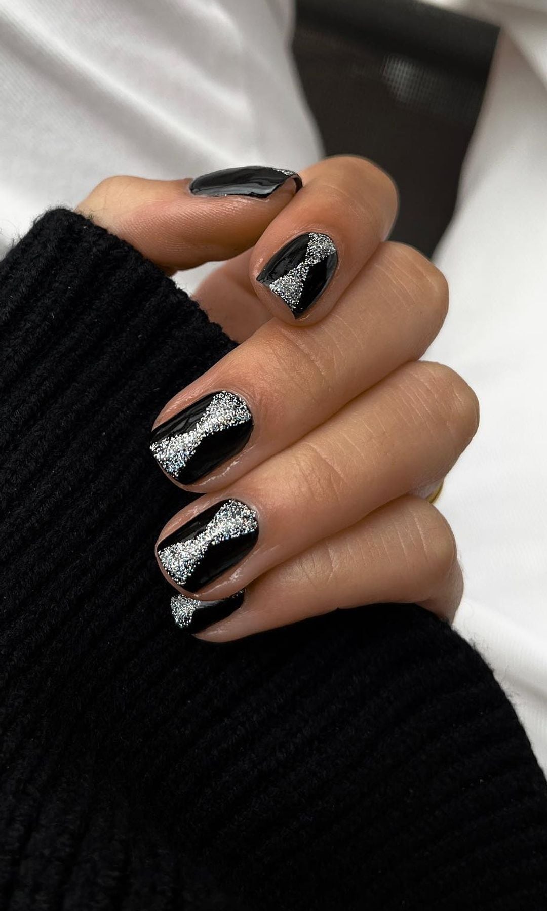 manicura negra con brillo plateado