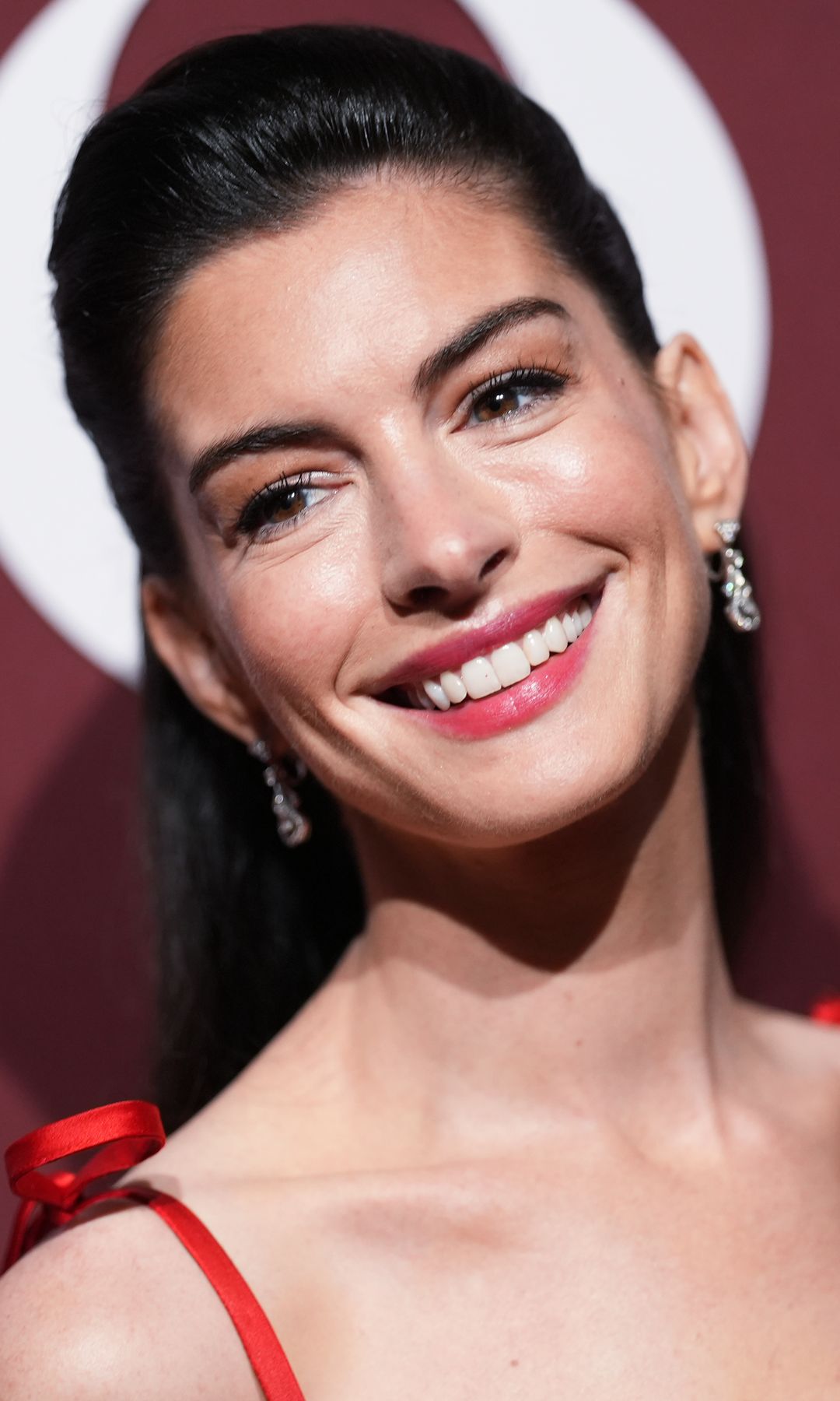 Anne Hathaway en la gala WWD Honors en Nueva York el 28 de octubre de 2025