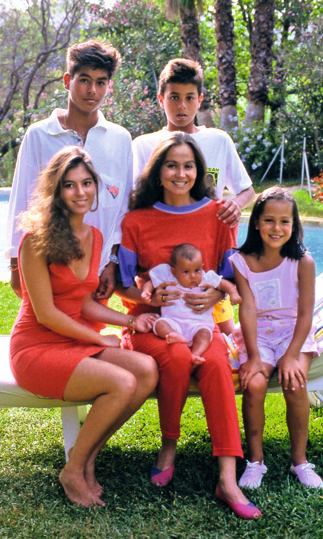 Fotografía de Isabel con sus cinco hijos: detrás, los dos varones, Julio Iglesias Jr. y Enrique; a ambos lados de su madre, Chábeli y Tamara, y en el regazo, vemos a Ana de bebé