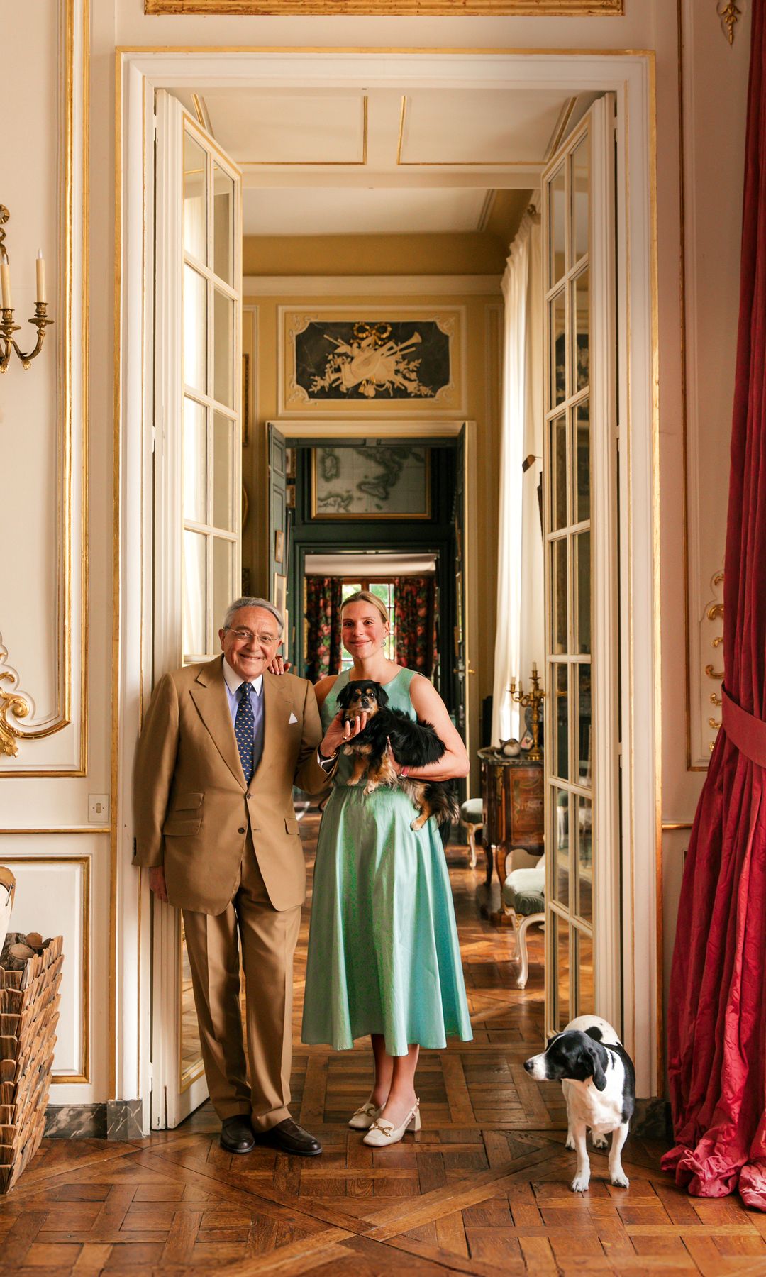 Anne posa junto a su padre, el conde Jean de Foucaud, y sus inseparables mascotas, "Miquette" y "Coco"