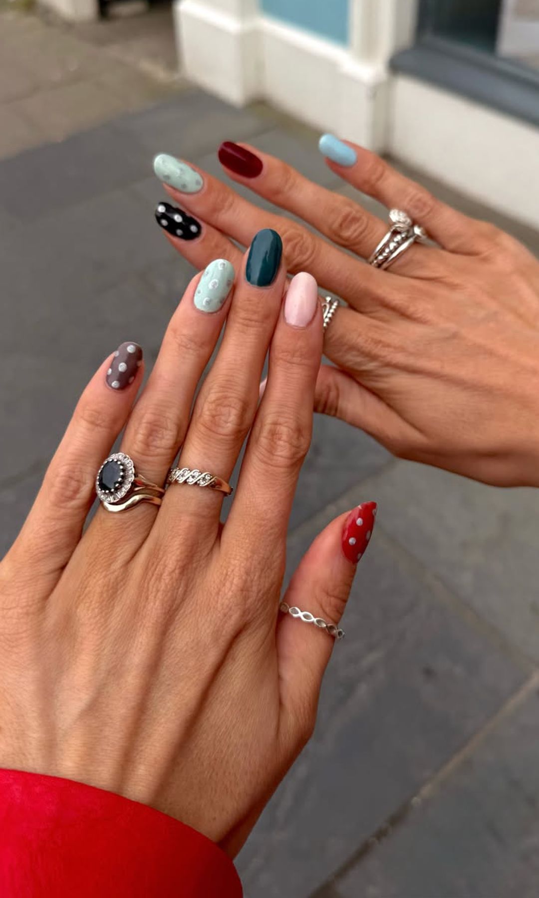 Manicura multicolor con lunares plateados