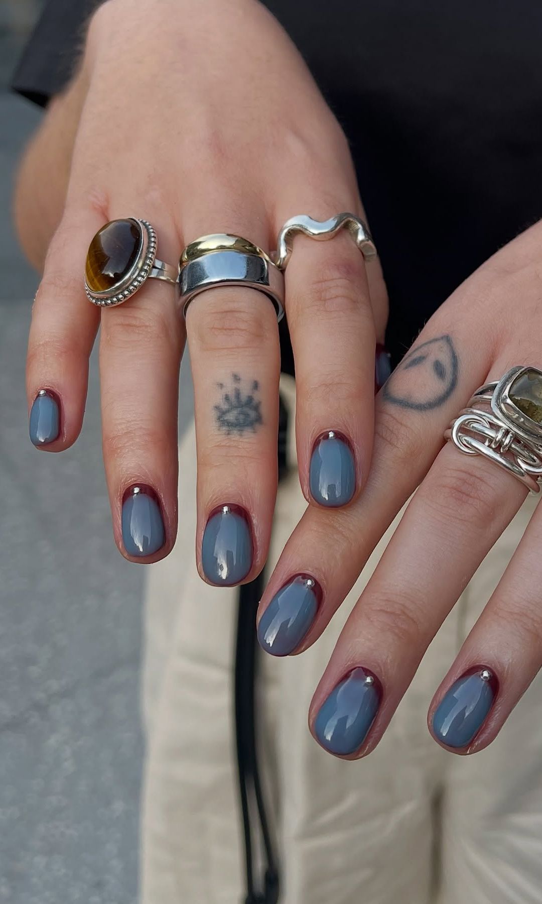 Manicura francesa inversa en azul y granate