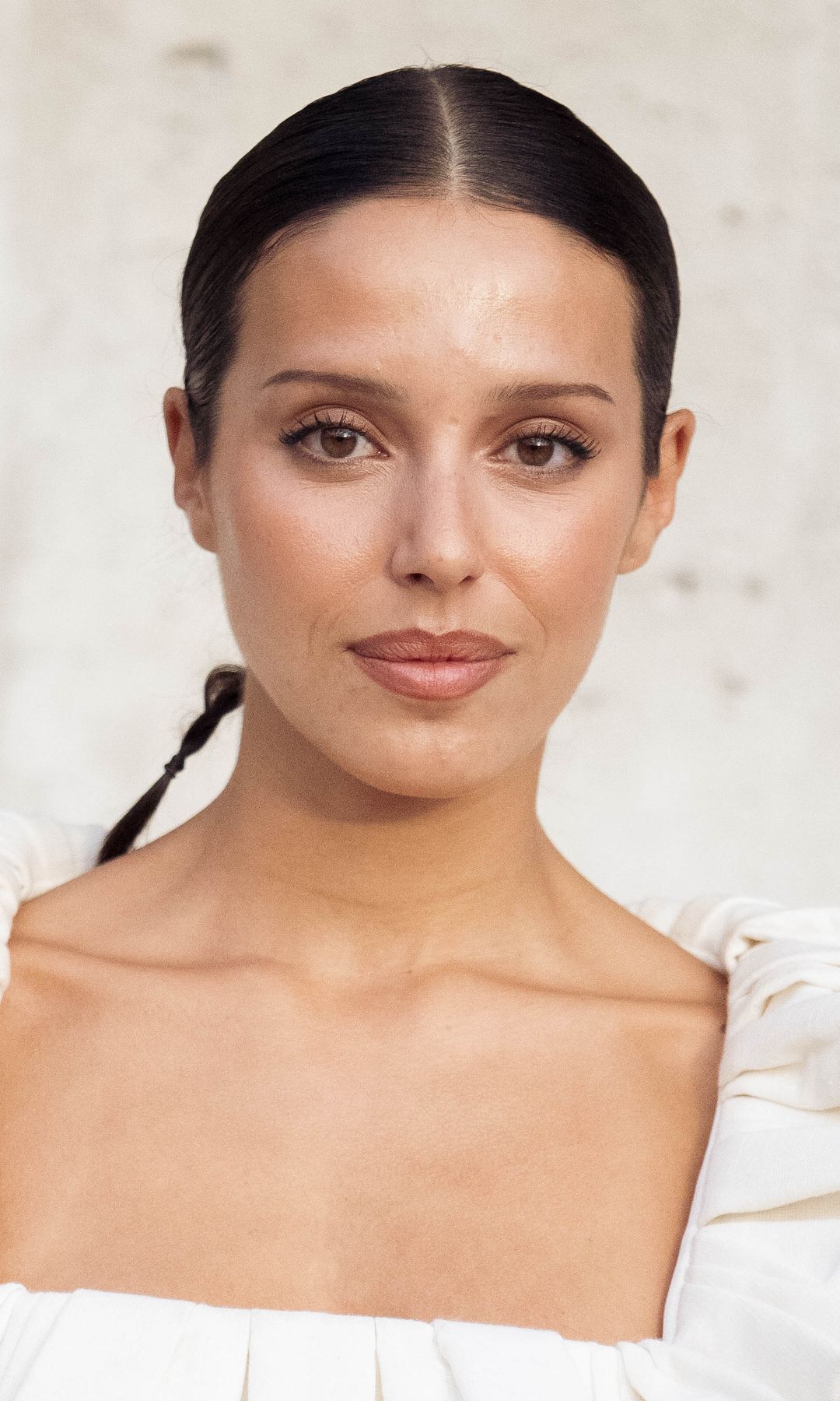  Mujer con cabello recogido y maquillaje sencillo