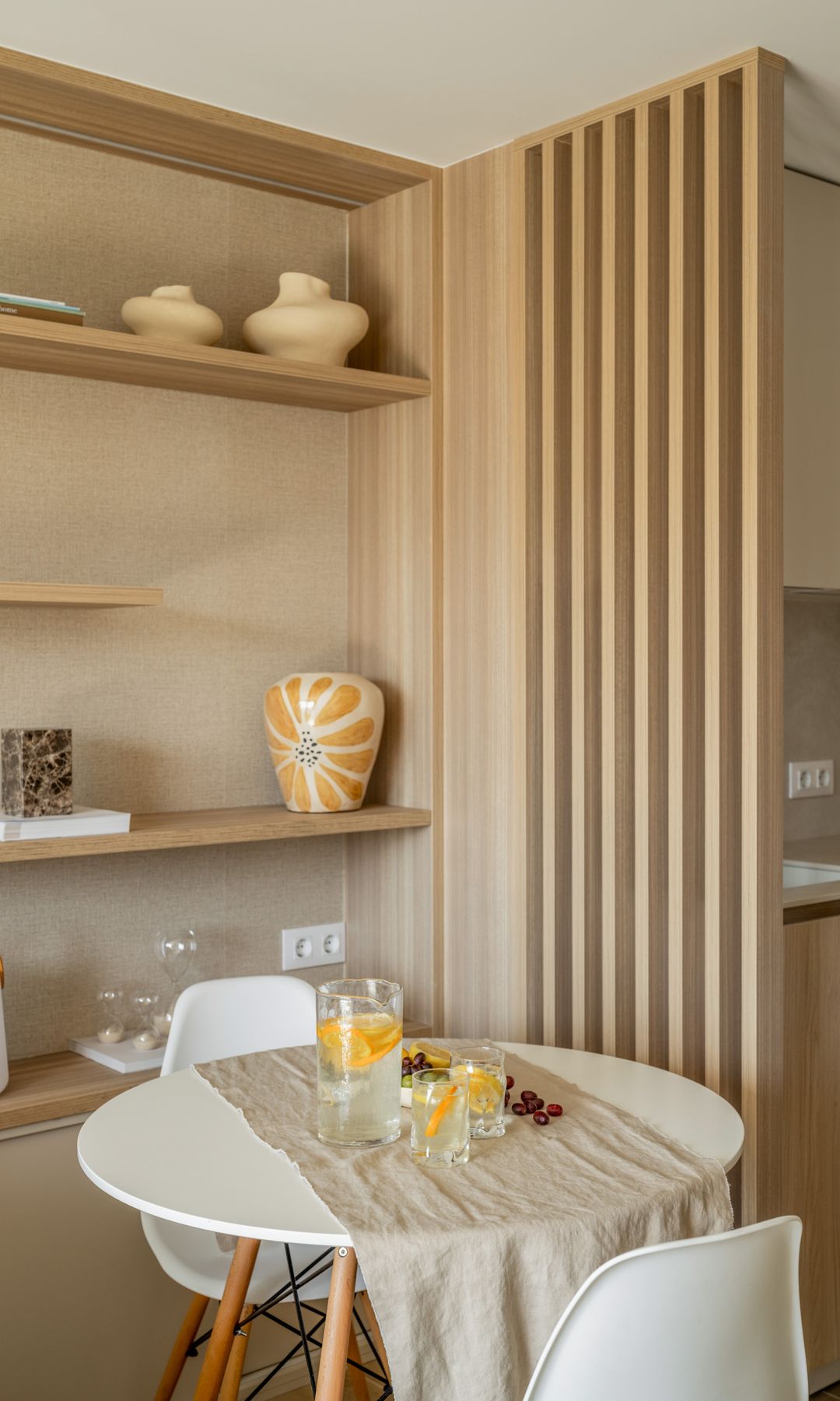 Separador listones de madera entre comedor y cocina