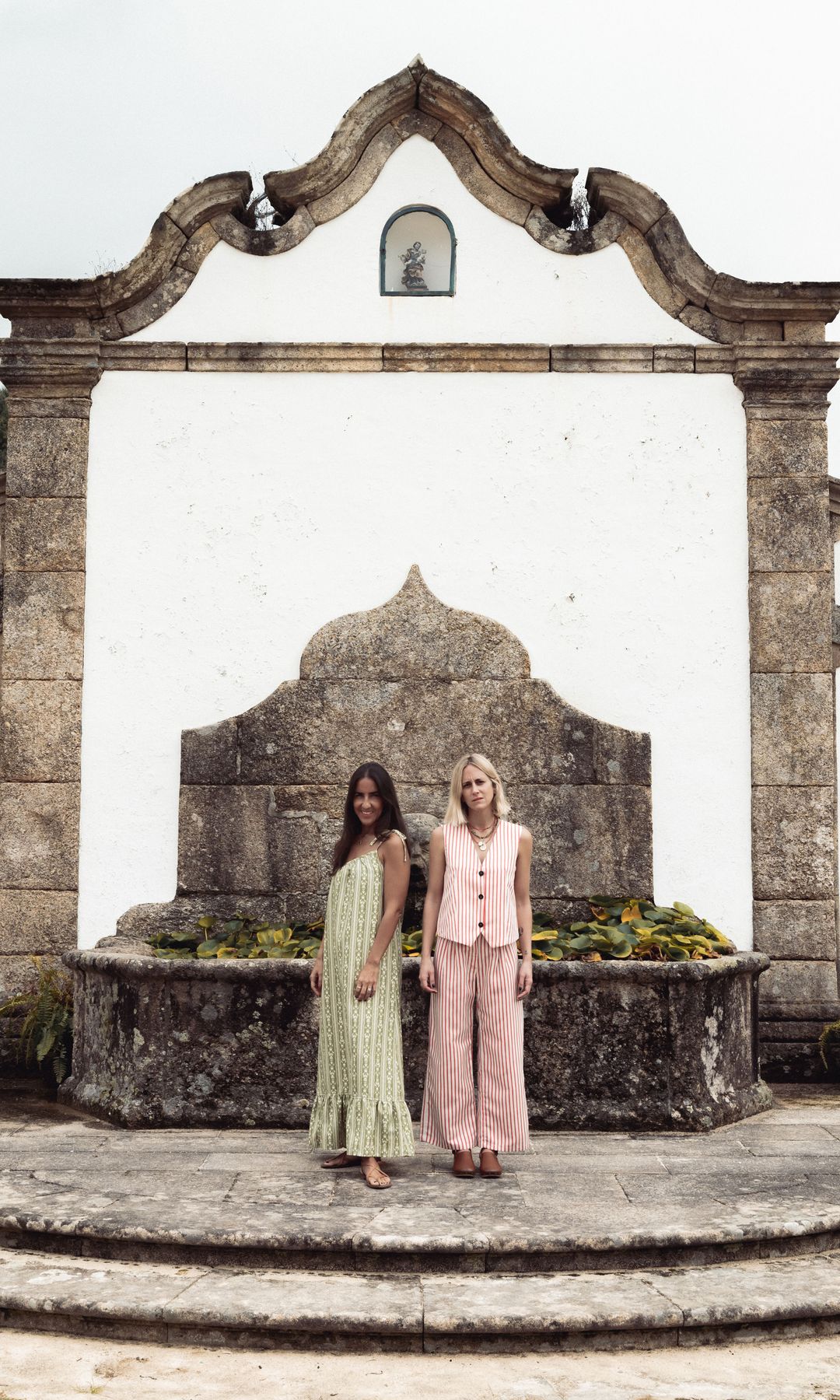 En pareja, mejor. Amigas, socias y compañeras de aventuras, Anita y Sara, confundadoras de Birinit, nos descubren la casona de campo portuguesa en
la que nació su proyecto y a donde se escapan
siempre que pueden