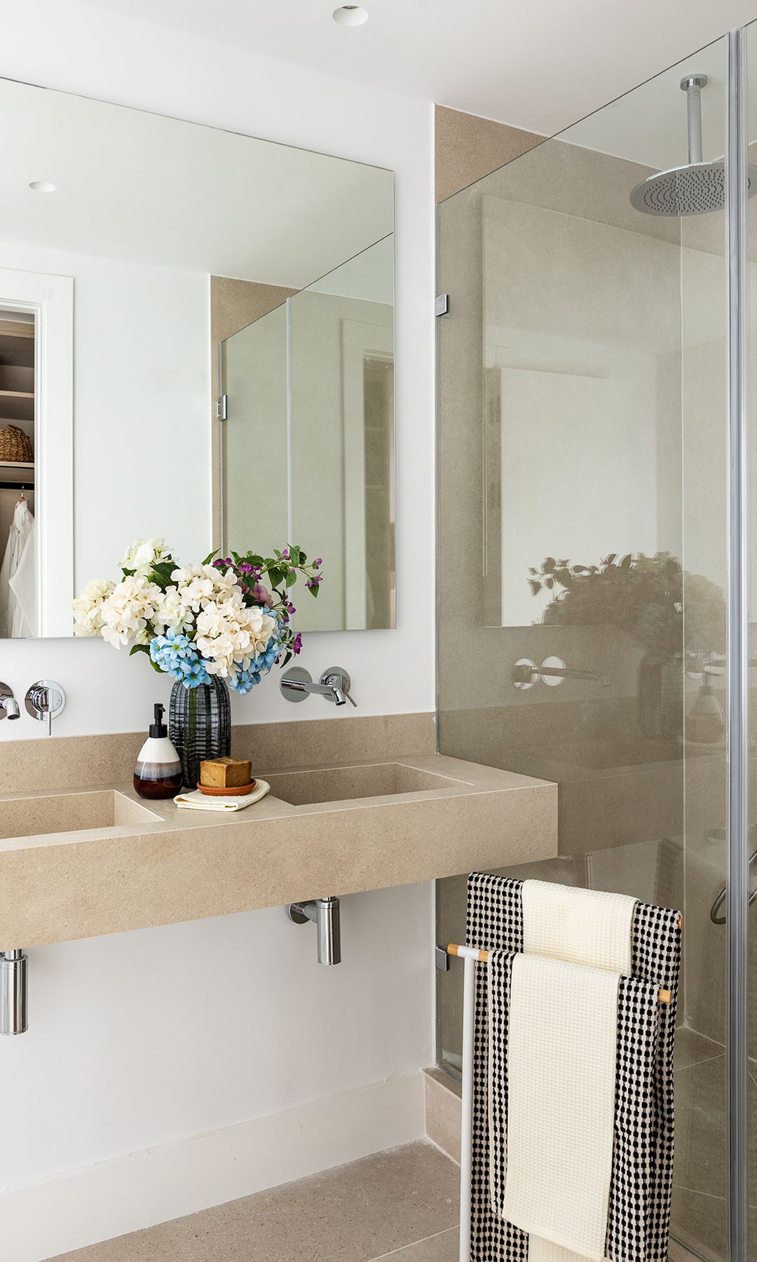Baño para dos con ducha, encimera con lavamanos integrados, jarrón con flores, mampara y espejo XL