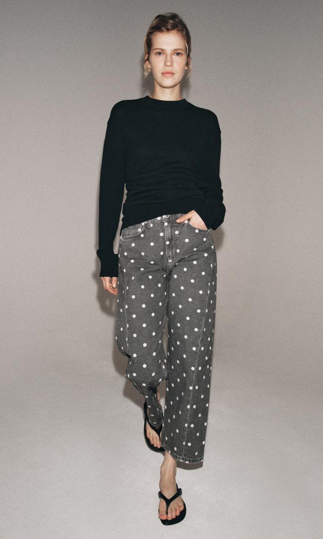 Vaqueros grises con lunares, de Zara.