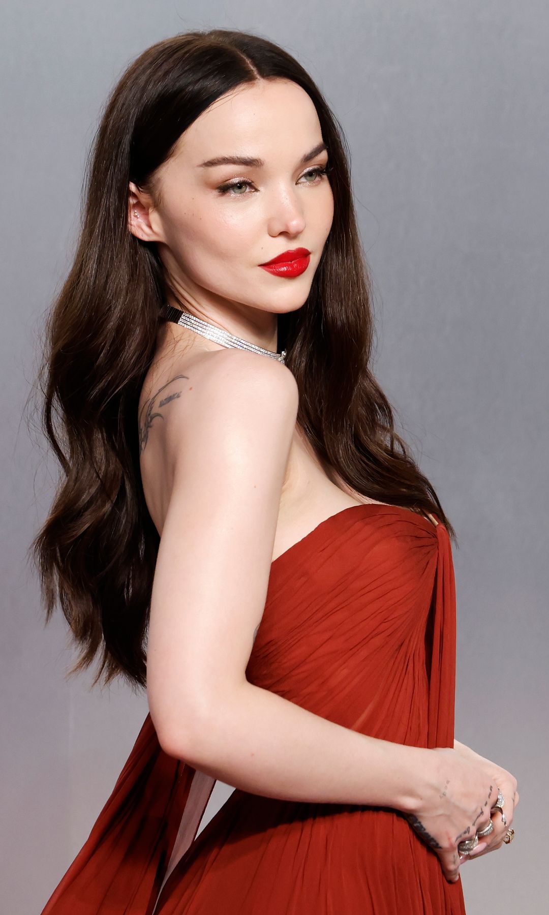 Dove Cameron de rojo espectacular