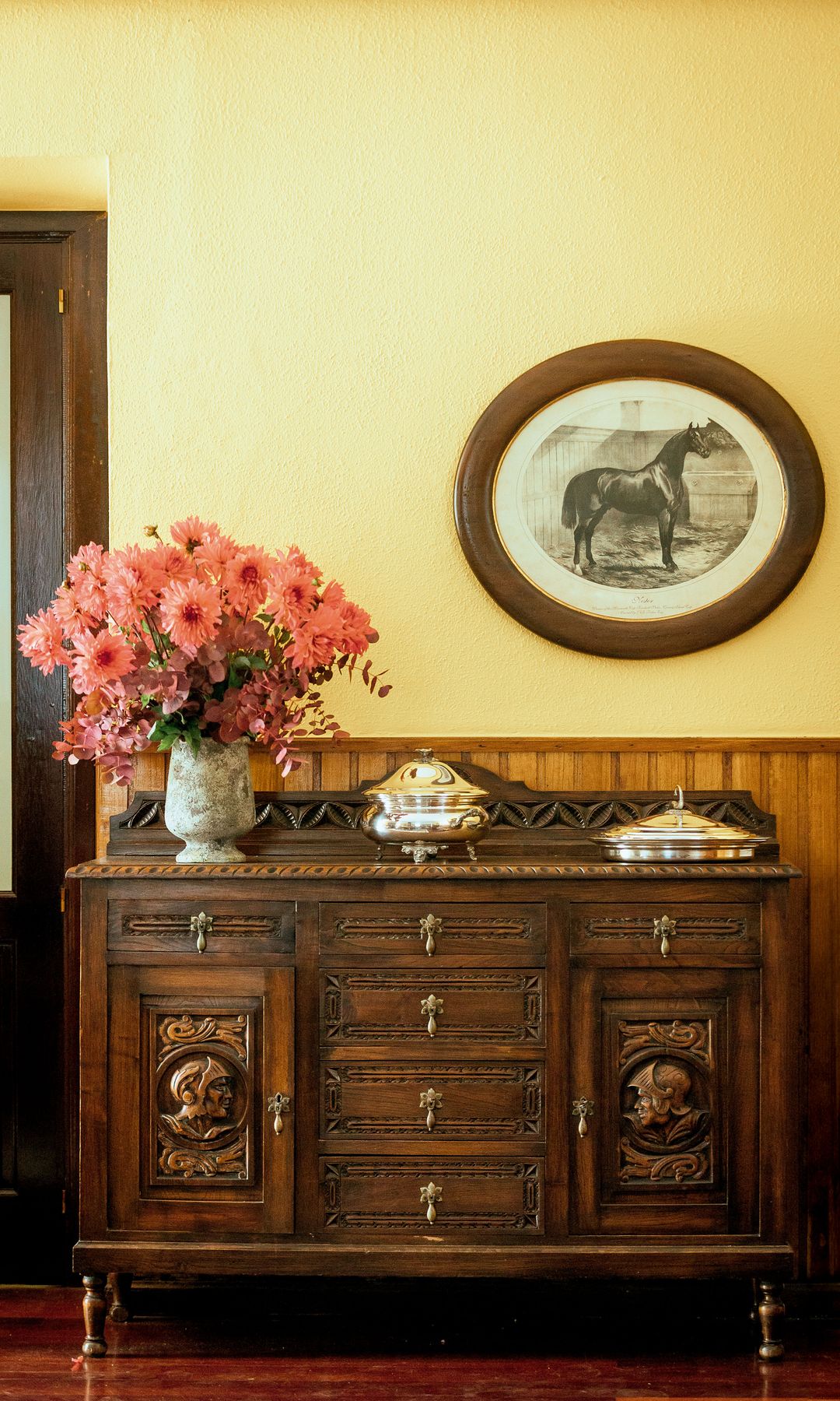 En el salón, dos rincones con más reliquias familiares, como la cómoda con el servicio de plata o el viejo piano