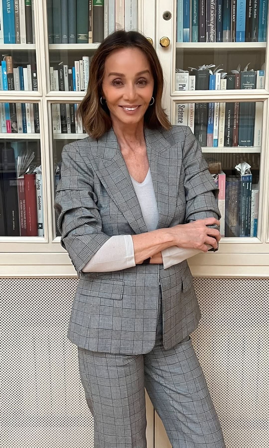 Isabel Preysler con traje de chaqueta estampado