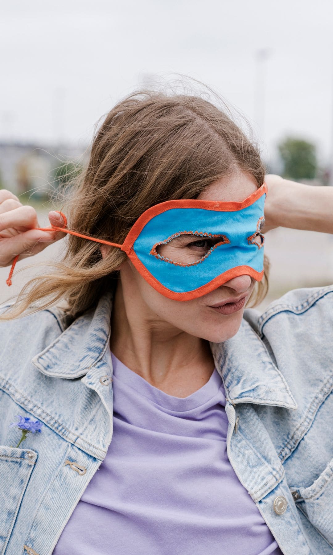 Una mujer con una máscara