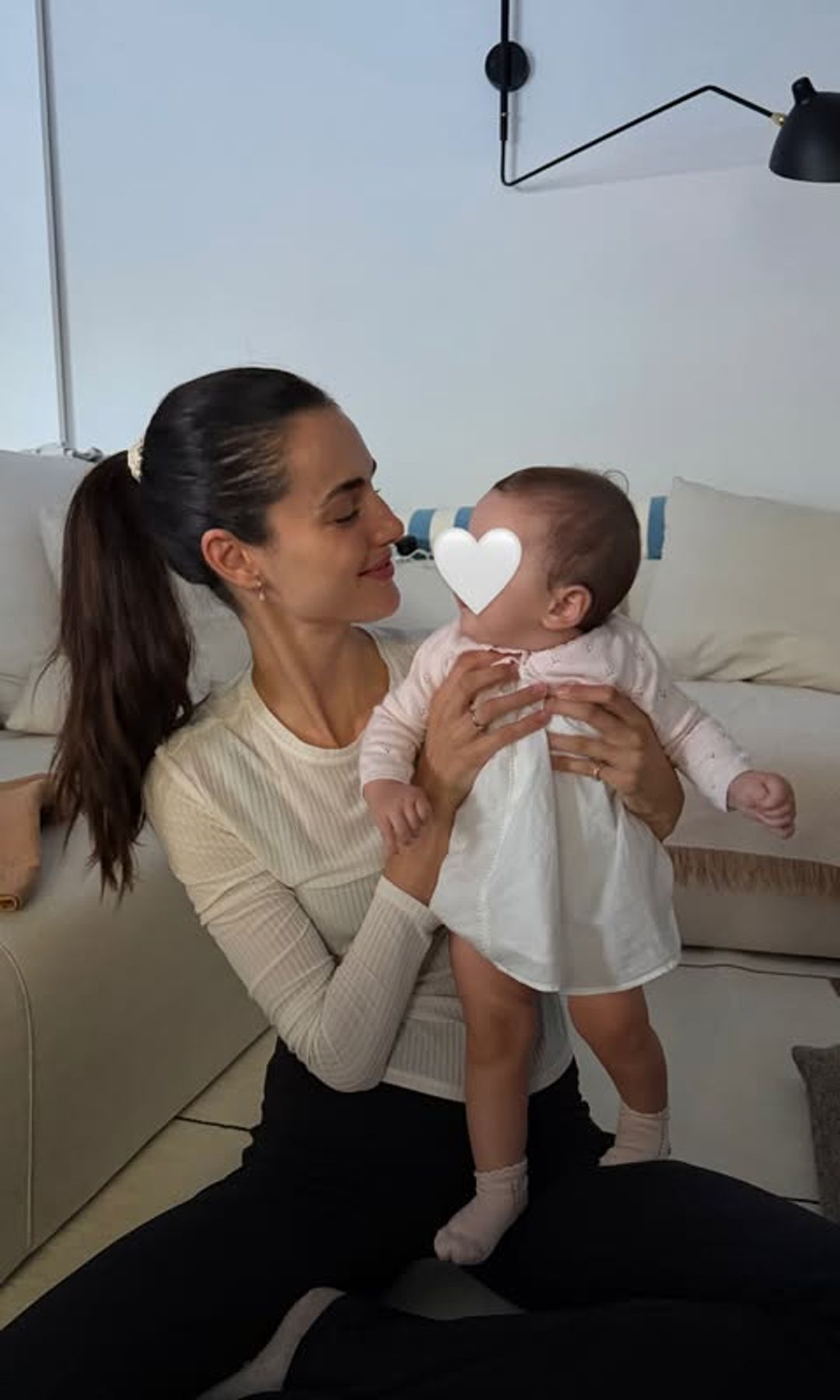 Blanca Padilla con su hija Maila en casa