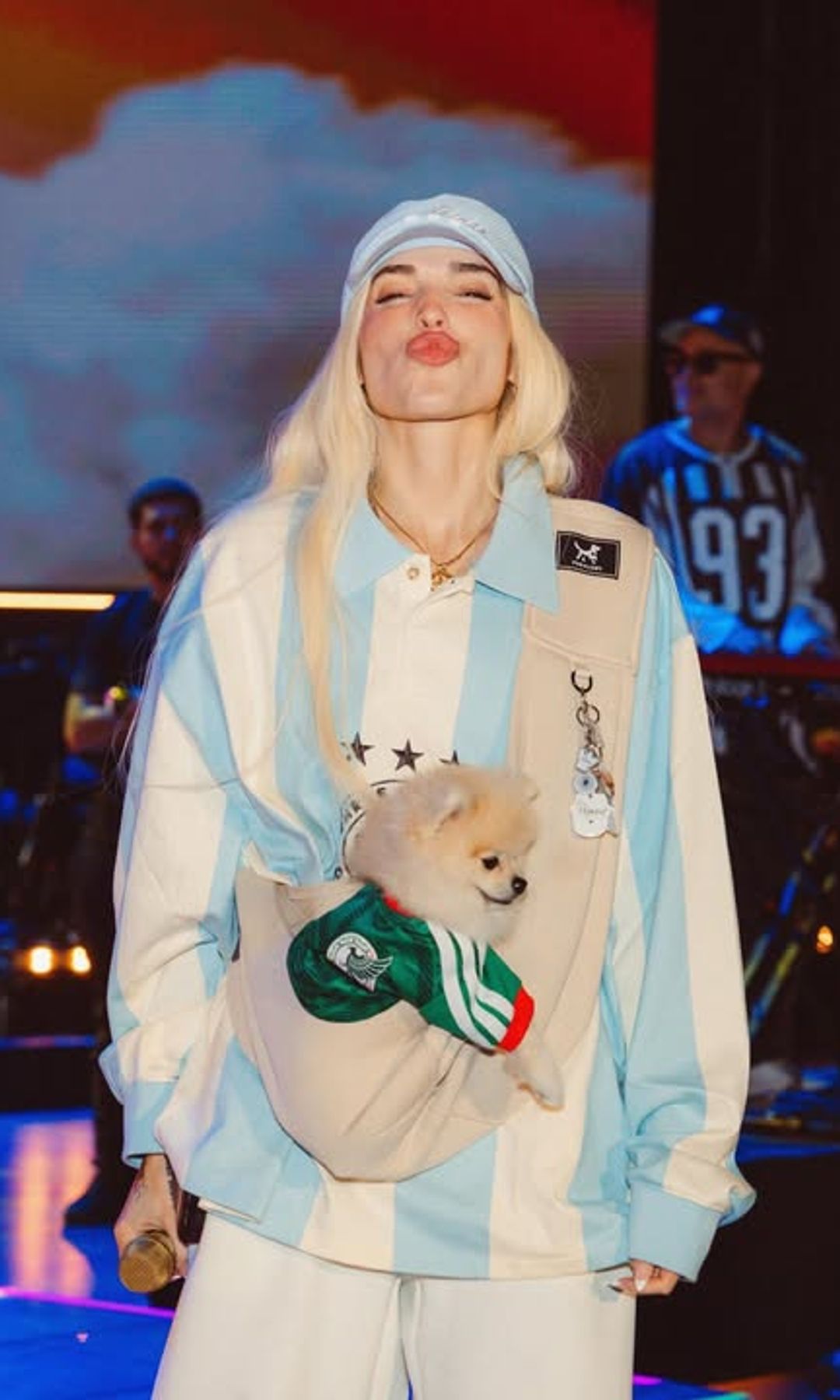 Elena Rose y su perrito Pegasus durante los ensayos.