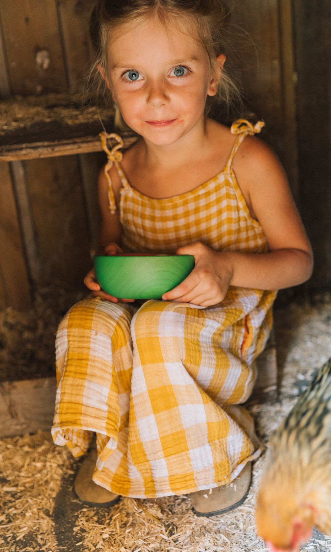 Niña con cuenco de madera verde
