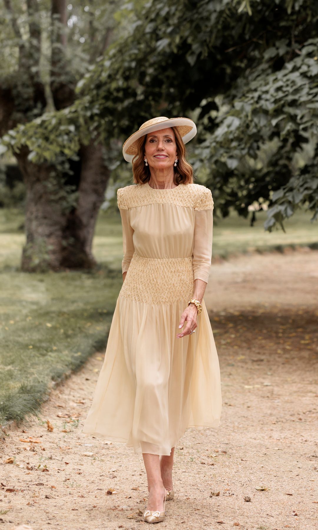Vestido de madre de la novia amarillo Inés Martín Alcalde