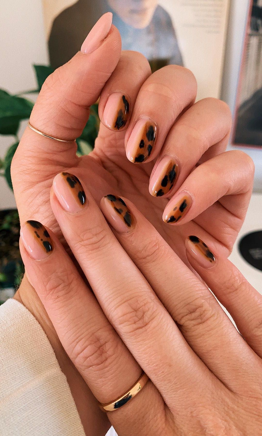 Manicura con estampado carey