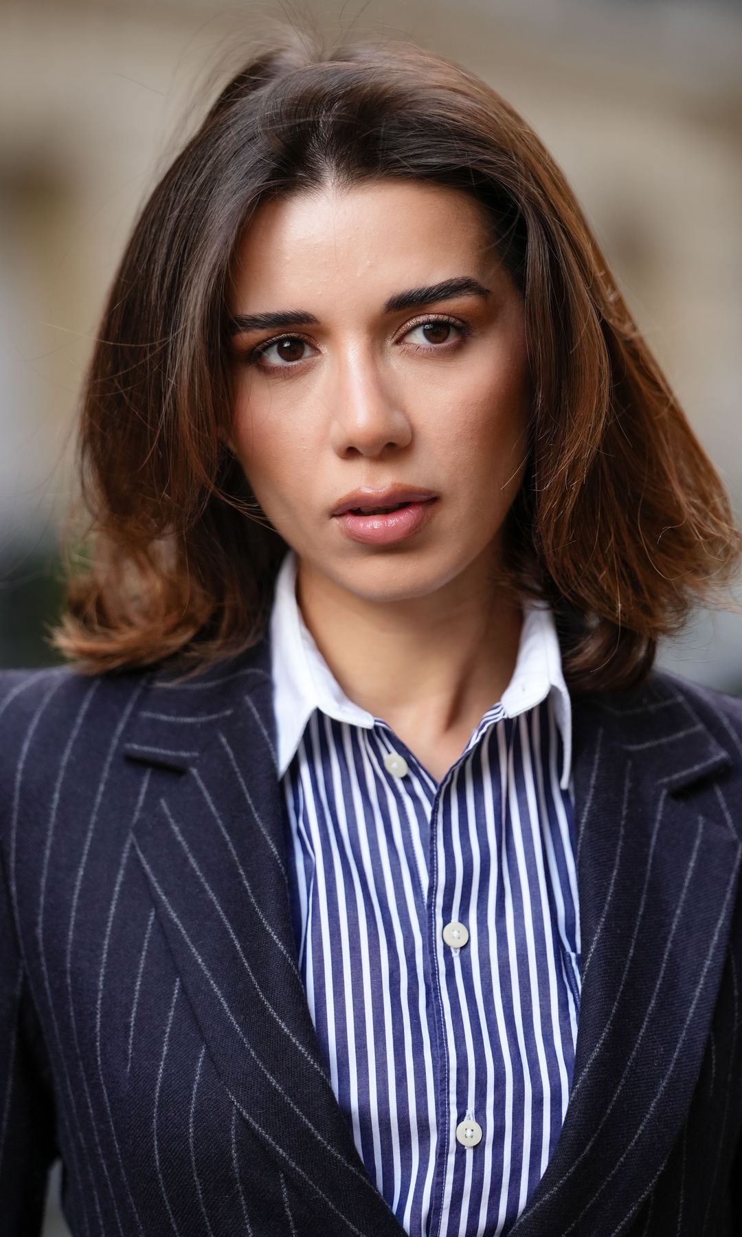 Mujer con cabello voluminoso