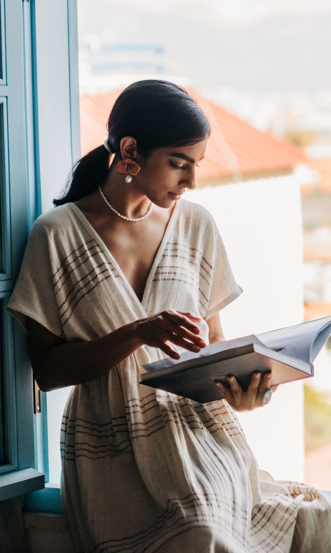 Mujer leyendo un libro 