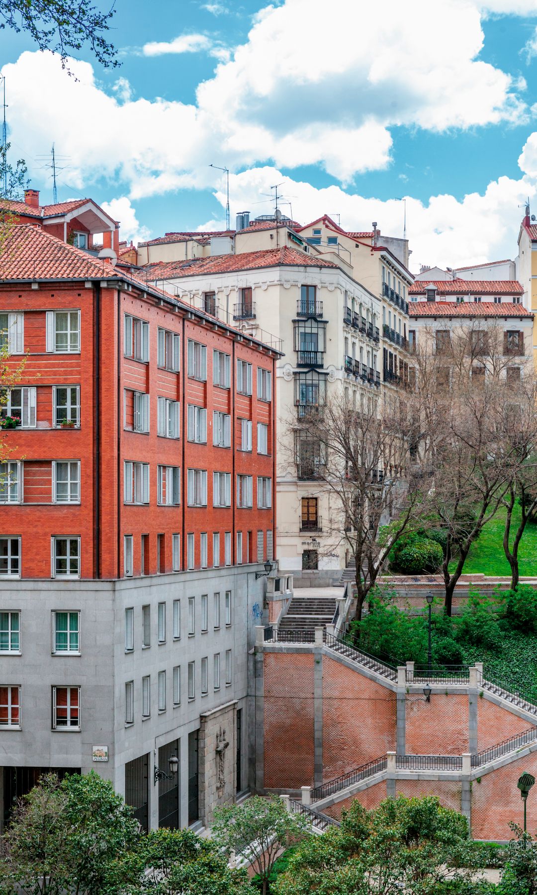 La empinada escalera de la Cuesta de los Ciegos Madrid