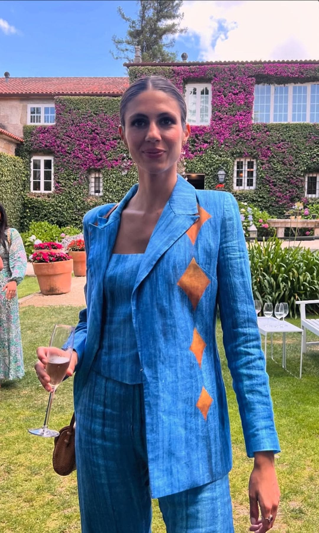 Ana Cristina Portillo con conjunto de invitada en azul