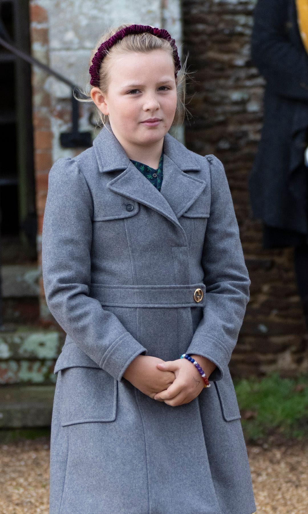 Mia luciendo el abrigo en 2022.