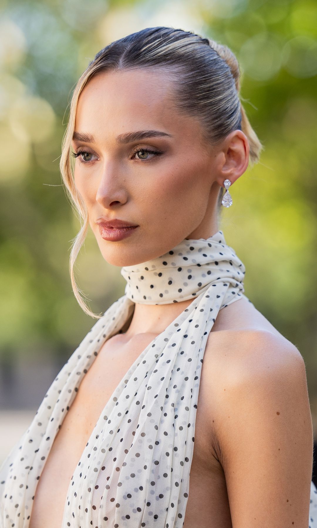  Mujer con cejas rectas y definidas