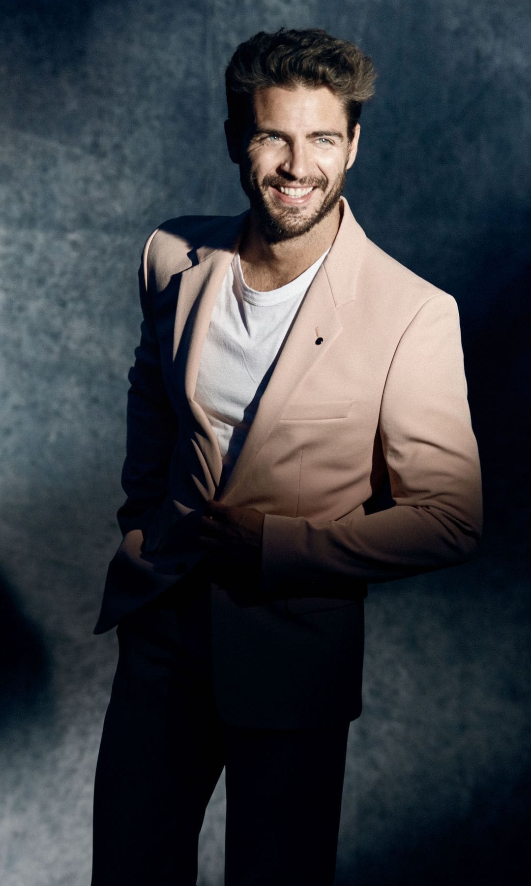 "Yo me he ganado y me sigo ganando la vida como actor. Escribir es un “hobby” para mí. He tenido la suerte de que a la editorial le gustara la historia y que no tuvieran nada parecido en las estanterías, ya que es un “thriller” con elementos de vuelo y empresariales", nos dice Maxi Iglesias de 'Horizonte artificial', su novela debut