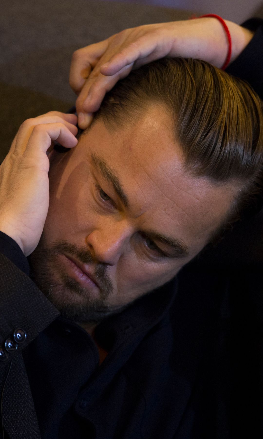Leonardo DiCaprio tocándose la oreja