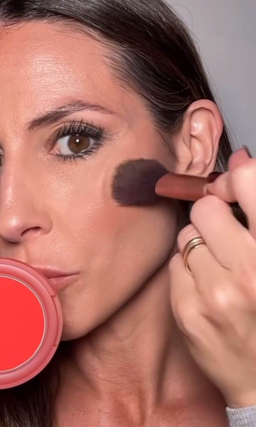 María Borbolla en un tutorial en el que enseña a aplicar el colorete