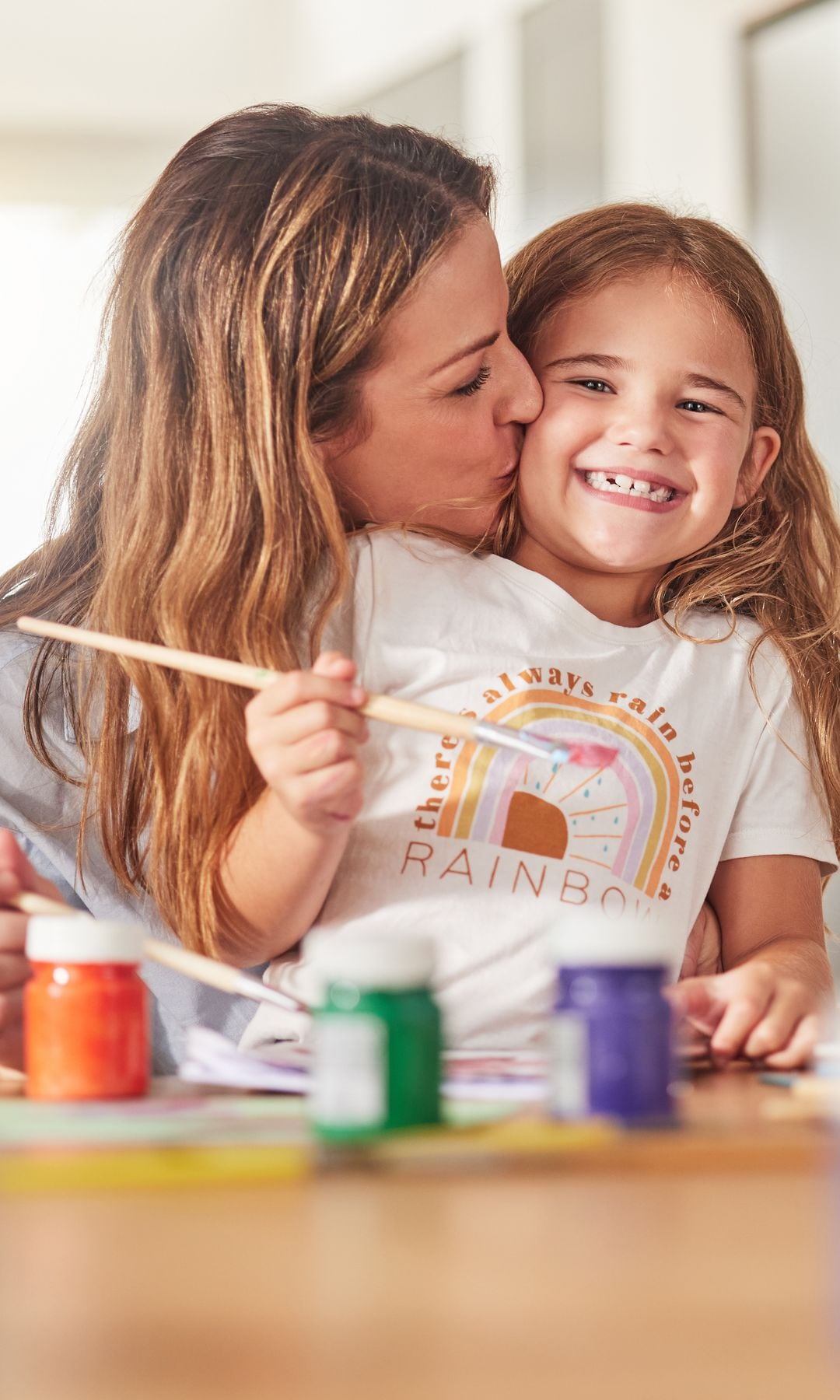 Madre besando a su hija